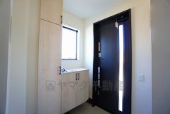 たっぷり収納できるシューズボックスです。家族全員の靴がきれいに整頓できます。棚の上にお花や写真を飾っても良いですね。