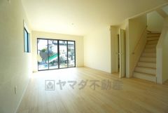 大きな窓のあるリビングは、陽光あふれる明るい空間です。居心地良く、ご家族皆がゆったり寛げる憩いの空間となりそうです。