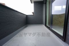 お洗濯物を干すスペースとしても十分な広さがあります。  お天気の良い日はお洗濯物がよく乾きそうな日当たり良好のバルコニー＾＾