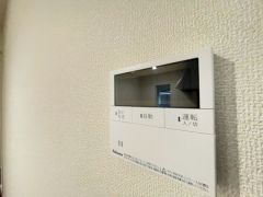 キッチン横からお湯張り、追い炊き、足し湯がボタン一つで楽々操作できる給湯機リモコンです＾＾忙しい夕飯の準備の時間帯に重宝しますね。