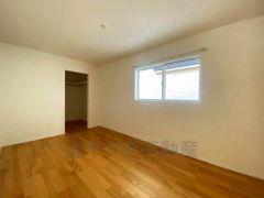 明るい洋室です。ナチュラル色のフローリングで開放的な優しい雰囲気になっています＾＾ベッドや机、ＴＶを置いてもゆとりのある広さです。