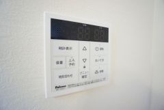 給湯器リモコンはキッチン横からボタンひとつで操作が楽々。通話ボタン付きでお子様とも会話ができて安心です。