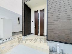 家の顔となる玄関扉がかっこいいと、たくさんの人を招き入れたくなりますね＾＾奥まって設置されており、雨にも濡れにくくなっています。