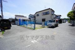 公道北側約6ｍ、東側約5ｍ、南側約3.2ｍ。角地で陽当たり風通し良好＾＾