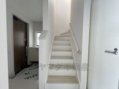 ご年配の方でも安心できる、手すり付き階段です＾＾段差も低めで設定されてますので安全性にも優れてますね＾＾