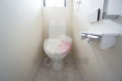 温水洗浄機付トイレです。節水機能もあるので、安心して使えますね。もちろん、1階2階の2ヶ所にトイレがあるので、忙しい朝にもゆとりができますね。