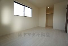 住む人のこだわりを活かす洋室＾＾日当たりがよく、寝室としての利用もおすすめ。広めのクローゼットもあり荷物もすっきり片付けれ、ゆとりのある暮らしが出来ます＾＾