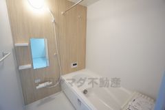 1坪サイズの浴室は、足をのばしてリラックスできます。浴室乾燥機付きなので、雨の日も気にせず洗濯物が干せます。