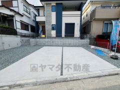 並列駐車3台＾＾ ご夫婦で1台ずつとご友人や急な来客にも困りません＾＾ イオンモール福岡まで車で約9分（2.9ｋｍ）映画館やショッピングでお子様から大人まで楽しめます＾＾