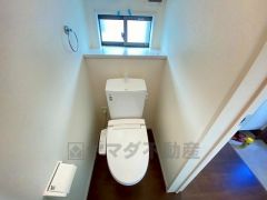 温水洗浄機付トイレです。節水機能もあるので、安心して使えますね。もちろん、1階2階の2ヶ所にトイレがあるので、忙しい朝にもゆとりができますね。