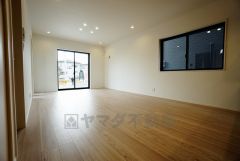 同仕様写真。大きな窓のあるリビングは、陽光あふれる明るい空間です。居心地良く、ご家族皆がゆったり寛げる憩いの空間となりそうです。