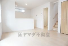 同仕様写真。家族が集まる開放的なリビング。約17.7帖の大空間で毎日のお食事が楽しみです＾＾思い思いの時間を過ごしたり、家族みんなで食事をしたり、素敵な団らんの場になりますね。
