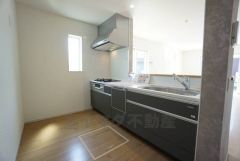 対面式カウンターキッチンでお子様の様子が見守れます。カウンタートップは耐熱性に優れており、日ごろのお掃除もふき取るだけでＯＫ。ステンレスシンクも簡単にお掃除できますよ。