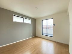 8帖の主寝室はアクセントクロスがオシャレですね。インテリアでどんな部屋にするのか考えるのも楽しみです。