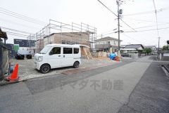 前面道路は北東側4.9ｍ、北西側4.2ｍ。交通量が少ないため小さなお子様がいるご家庭でも安心です＾＾