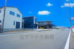 酒殿駅まで自転車で約9分＾＾西鉄バス「志免鉄道公園」停まで徒歩4分＾＾並列駐車2台付き。前面道路は約9ｍ。