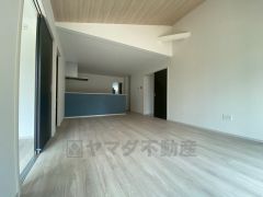 対面式キッチンを中心としたリビングダイニングで家族の会話が弾みそうです。