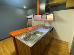 対面式カウンターキッチンでお子様の様子が見守れます。カウンタートップは耐熱性に優れており、日ごろのお掃除もふき取るだけでＯＫ。ステンレスシンクも簡単にお掃除できますよ。