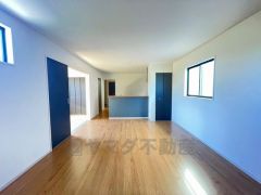 対面式キッチンを中心としたリビングダイニングで家族の会話が弾みそうです。