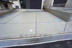 駐車スペースはゆとりある2台分を確保。マイカー用に、お客さま用に、余裕を持ってご利用いただけます。