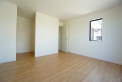 住む人のこだわりを活かす洋室＾＾日当たりがよく、寝室としての利用もおすすめ。広めのクローゼットもあり荷物もすっきり片付けれ、ゆとりのある暮らしが出来ます＾＾