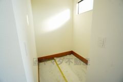 シューズインクローゼットも完備されており、玄関収納も問題ありません。棚の上にお花など飾ってインテリアも楽しめますね。