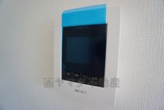 防犯性もばっちり、TVモニター付きインターフォン完備。大きなモニターで玄関先を確認できます。録画機能が付いているので不在時の訪問者も確認できて安心です^^
