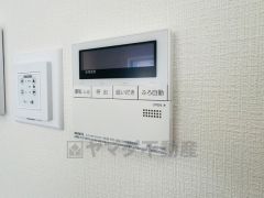 キッチン横からお湯張り、追い炊き、足し湯がボタン一つで楽々操作できる給湯機リモコンです＾＾忙しい夕飯の準備の時間帯に重宝しますね。