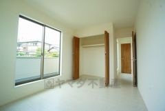木目調のシンプルデザインで落ち着きと安らぎの空間に仕上げています。各部屋に収納が完備されているので、お荷物が多くなっても安心の設計です。