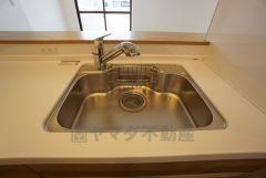 広々とした凸型シンクに洗剤ポケットを標準装備。大きなお鍋など洗いやすいです。洗剤や石鹸、スポンジもすっきりできる収納付き。