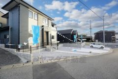 前面道路は公道西側4.57ｍ、南側7.93ｍ。 西側の道路は車通りが少なく小さなお子様がいるご家庭でも安心して過ごせます＾＾