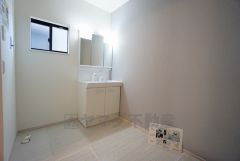 レバーシャワーで引き出して使用できます。収納も一体型になっているので、ドライヤーやヘアアイロンの置き場に困りませんね。