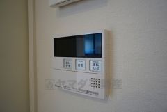 キッチン横からお湯張り、追い炊き、足し湯がボタン一つで楽々操作できる給湯機リモコンです。忙しい夕飯準備の時間帯に重宝しますね。