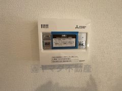 キッチン横からお湯張り、追い炊き、足し湯がボタン一つで楽々操作できる給湯機リモコンです＾＾忙しい夕飯の準備の時間帯に重宝しますね。