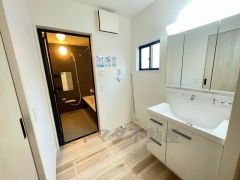 三面鏡つき洗面台。収納も一体型になっているので、ドライヤーやヘアアイロンの置き場に困りませんね。