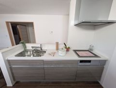 対面式カウンターキッチンでお子様の様子が見守れます。カウンタートップは耐熱性に優れており、日ごろのお掃除もふき取るだけでＯＫ。ステンレスシンクも簡単にお掃除できますよ。