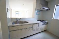 対面式カウンターキッチンでお子様の様子が見守れます。カウンタートップは耐熱性に優れており、日ごろのお掃除もふき取るだけでＯＫ。ステンレスシンクも簡単にお掃除できますよ。