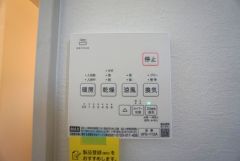 雨の日の洗濯も安心できる浴室暖房乾燥機付き浴室。リモコンで操作もボタン1つで簡単。 浴室暖房乾燥機には、暖房、乾燥、涼風、換気の4つの機能が付いています。タイマー付きです。