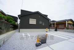 オール電化＾＾生活導線が良い平屋。並列駐車2台。スーパー・コンビニ・ドラッグストアまで徒歩10分圏内。周辺環境充実。