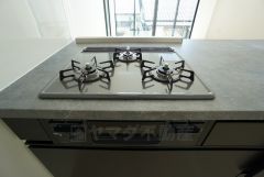 3口全てに温度センサーが付き、片面焼きグリルも搭載して安全で機能的なガスコンロです。
