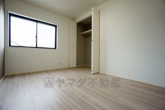 同仕様写真。明るい洋室です。ナチュラル色のフローリングで開放的な優しい雰囲気になっています＾＾ベッドや机、ＴＶを置いてもゆとりのある広さです。