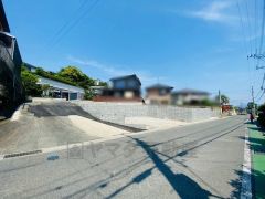前面道路含む現地外観写真。 カースペースはゆとりのある停めやすい並列駐車3台駐車できます＾＾ お気軽にお問い合わせください＾＾