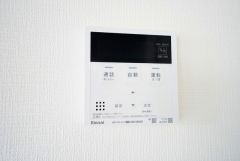 キッチン横からお湯張り、追い炊き、足し湯がボタン一つで楽々操作できる給湯機リモコンです＾＾忙しい夕飯の準備の時間帯に重宝しますね。