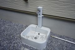 お車の洗車や外壁のお掃除をする際に便利な外水栓。