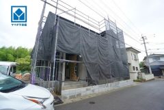 西鉄バス永原停まで徒歩2分。コンビニまで徒歩6分。並列駐車4台。南庭付き。