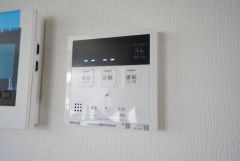 給湯器リモコンはキッチン横からボタンひとつで操作が楽々。通話ボタン付きでお子様とも会話ができて安心です。