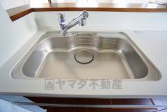 広々とした凸型シンクに洗剤ポケットを標準装備。大きなお鍋など洗いやすいです。洗剤や石鹸、スポンジもすっきりできる収納付き。