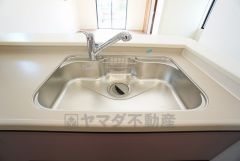 大きな鍋などもラクラク洗えるワイドサイズを採用。排水口が奥なので水の流れもスムーズです。浄水器内蔵型シャワー水栓つき。