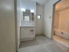 三面鏡つき洗面台。収納も一体型になっているので、ドライヤーやヘアアイロンの置き場に困りませんね。