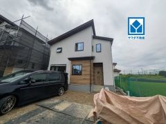 シンプルでいつまでも飽きのこないデザインが周囲の環境に調和し、どんなご家族にもフィットするデザインです。